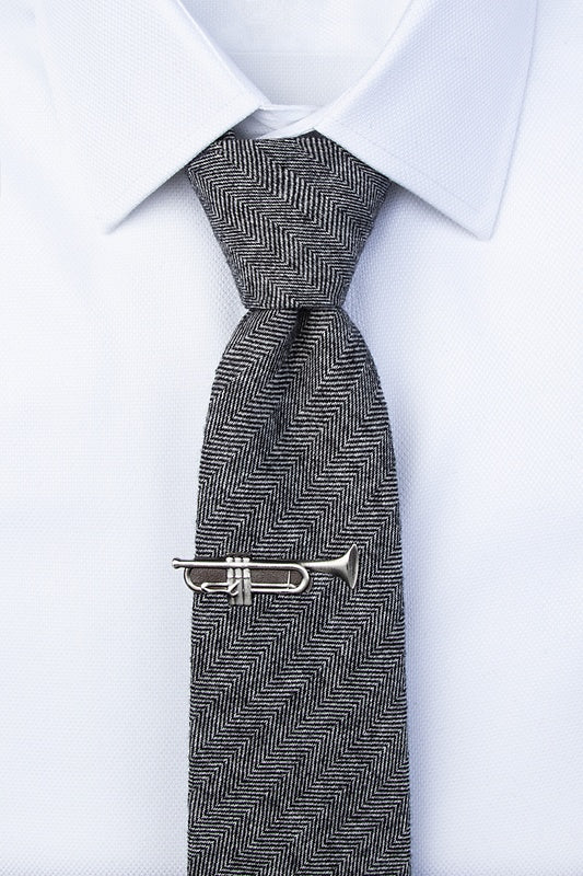 How to wear a tie clip